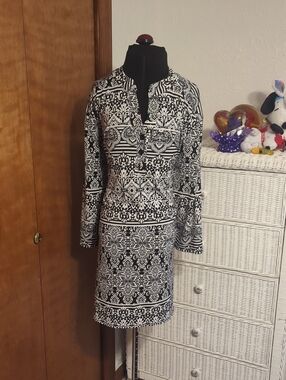 Black & White Long-Sleeve Patterned Shift Dress